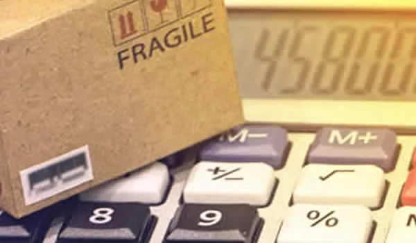 gestion des coûts de stockage avec des petits cartons et une calculatrice pour contrôler les frais de stockage 